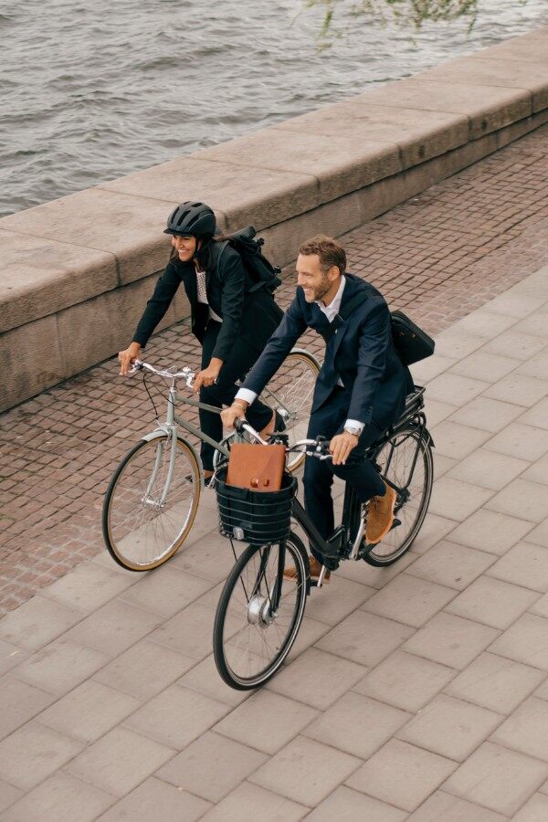 Personas con bicicletas en la calle