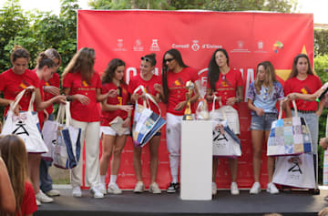 Las jugadoras de la Selección recibiendo regalos en Ibiza