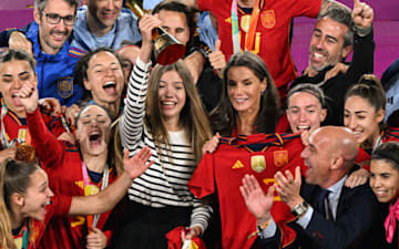 Infanta Sofía con la Copa del Mundo