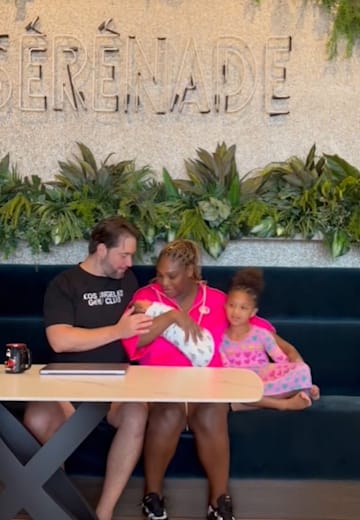 Serena Williams posando por primera vez con sus dos hijas