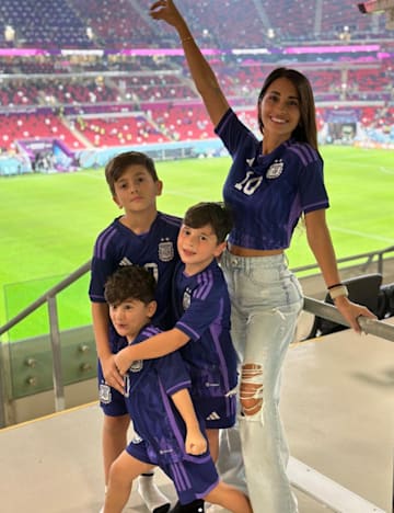Antonela Roccuzzo viendo un partido con sus hijos
