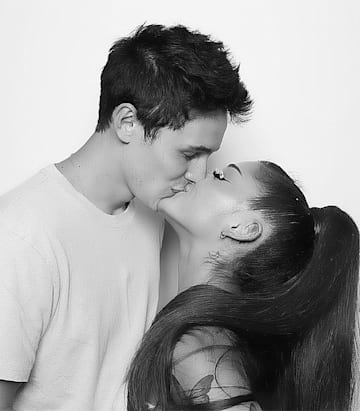 Ariana Grande besando a Dalton Gomez