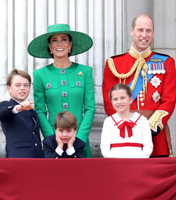 El príncipe George con sus hermanos pequeños 