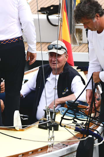 Juan Carlos I navegando en Sanxenxo