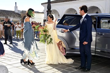 La novia sale del coche nupcial