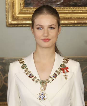 La princesa de Asturias recibe de manos de su padre la máxima distinción civil: el Collar de la Orden de Carlos III