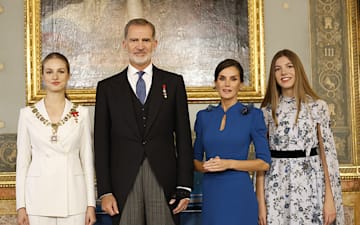 La princesa Leonor posa con sus padres y la infanta Sofía tras recibir el Collar de Carlos III