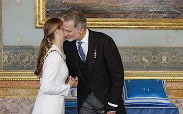La princesa Leonor da dos besos a su padre tras recibir el Collar de Carlos III