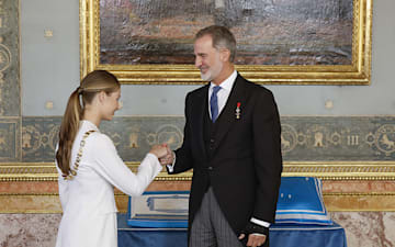 La princesa de Asturias hace una reverencia a su padre, el rey Felipe VI, tras ser condecorada con el collar de la Orden de Carlos III