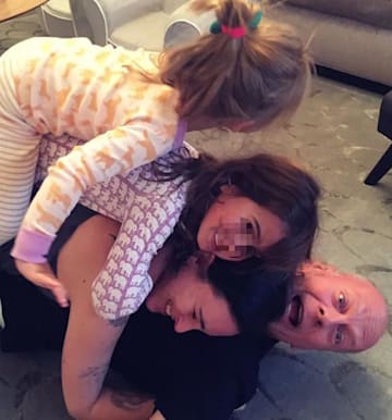 Bruce Willis con su mujer y sus hijas pequeñas