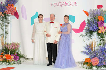 Camille Gottlieb con Alberto y Charlene de Mónaco en la gala de la Cruz Roja