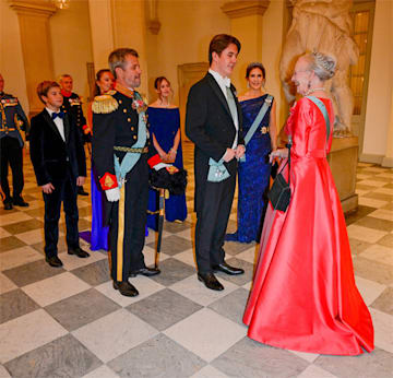 Christian de Dinamarca saluda a su abuela, la reina Margarita