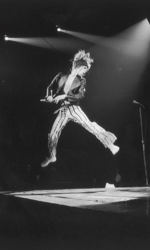 Mick Jagger saltando en el escenario