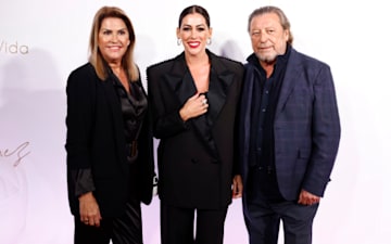Miriam Ramos y sus padres en la presentación del disco de Lorena Gómez