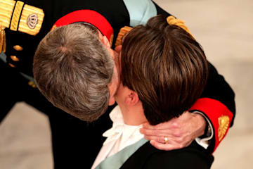 Federico de Dinamarca besa a su hijo