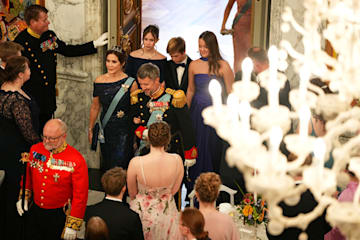 La Familia Real danesa entra al salón principal