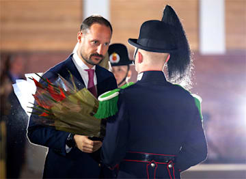 Haakon de Noruega recibe un ramo de flores