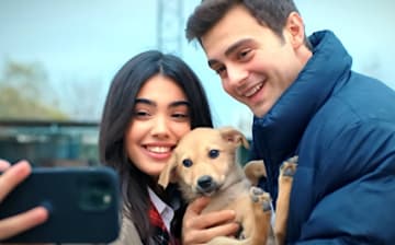 Süsen y Ömer adoptan un perro en Hermanos