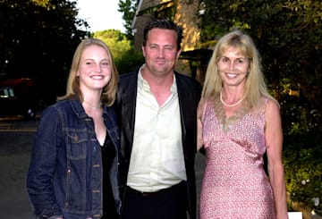 Matthew Perry posa con su madre y su hermana 