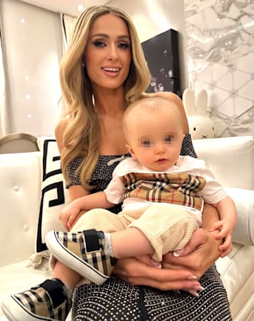 Paris Hilton con su niño