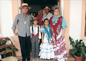 Gloria Camila con su hermano mayor y sus padres 