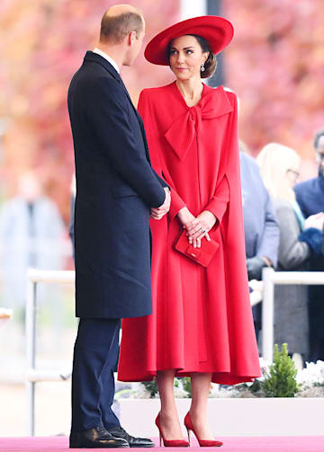 Kate Middleton causa furor con su abrigo rojo y pamela