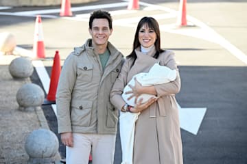 Patricia Pardo y Christian Gálvez con su bebé