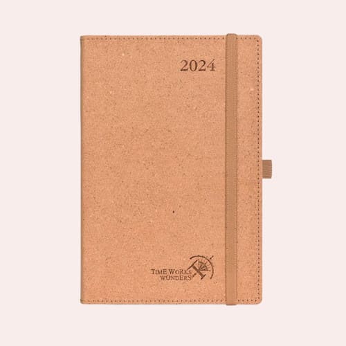 Una agenda hecha con materiales reciclados