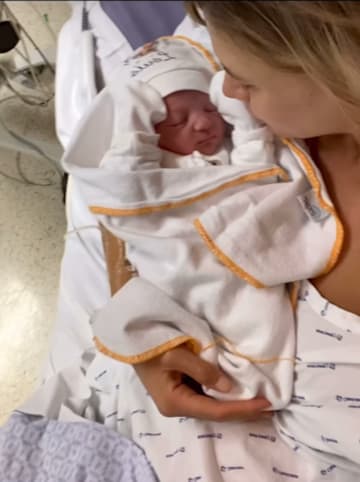 Charisse Verhaert con su recién nacido