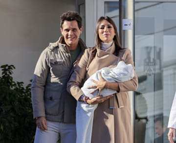 Patricia Pardo y Christian Gálvez con su hijo