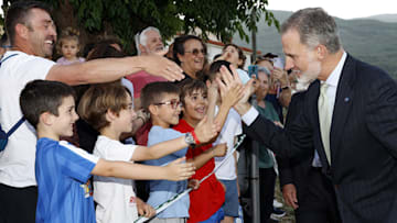 Felipe VI saluda a unos niños