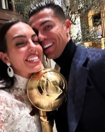 Cristiano y Georgina posan con el trofeo