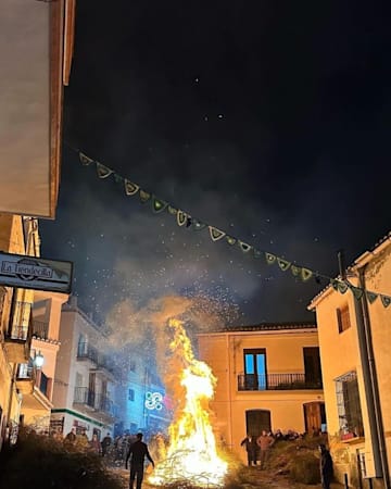 Las hogueras de Torvizcón son una de las grandes tradiciones de sus fiestas