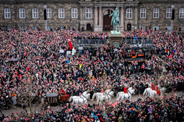 Multitudinario primer paseo de los nuevos Reyes