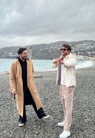 Onur Seyit Yaran y Gorhan Alkan en la playa del Peñón en Salobreña, Granada