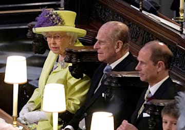 Isabel II, con su marido y su hijo en la boda de Harry y Meghan