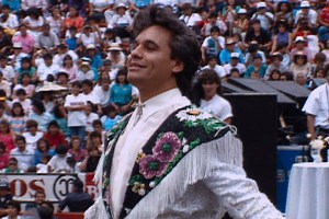 Juan Gabriel in Juan Gabriel: Debo, puedo y quiero.