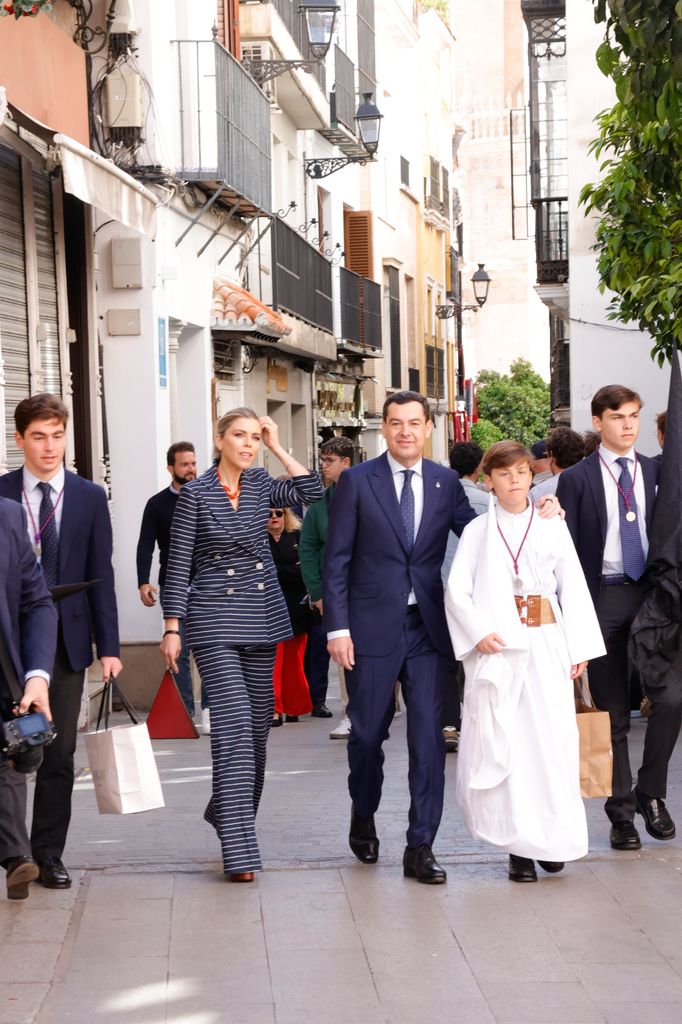 Juanma Moreno y Manuela Villena asistiendo al 'Domingo de Ramos' en la Semana Santa de Sevilla. 