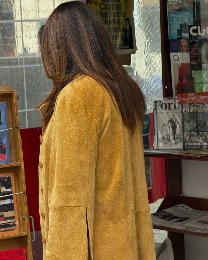 Mariló Montero con un look juvenil con detalles vintage. 