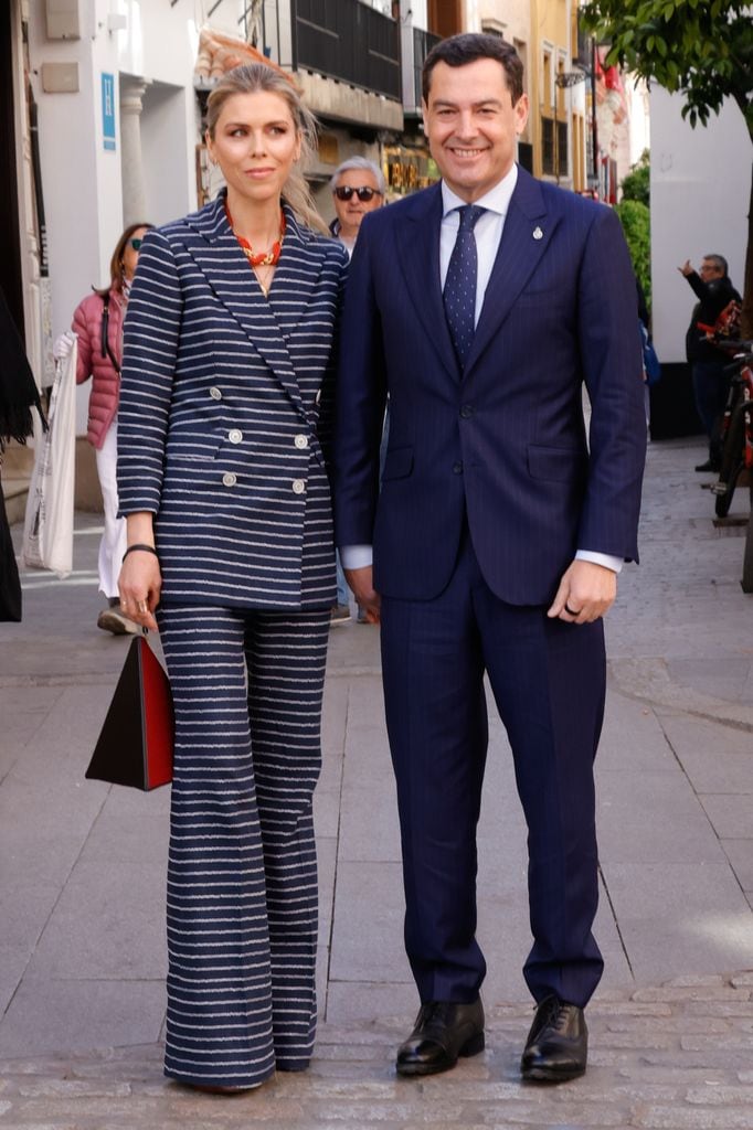 Juanma Moreno y Manuela Villena asistiendo al 'Domingo de Ramos' en la Semana Santa de Sevilla. 
