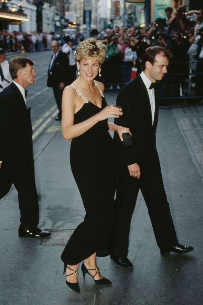 Diana de Gales en 1993 con vestido negro con tirantes joya