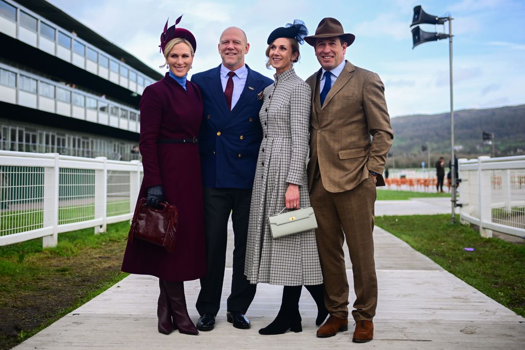 Peter Phillips y Harriet Sperling con Zara y Mike Tindall en Cheltenham, 2026.