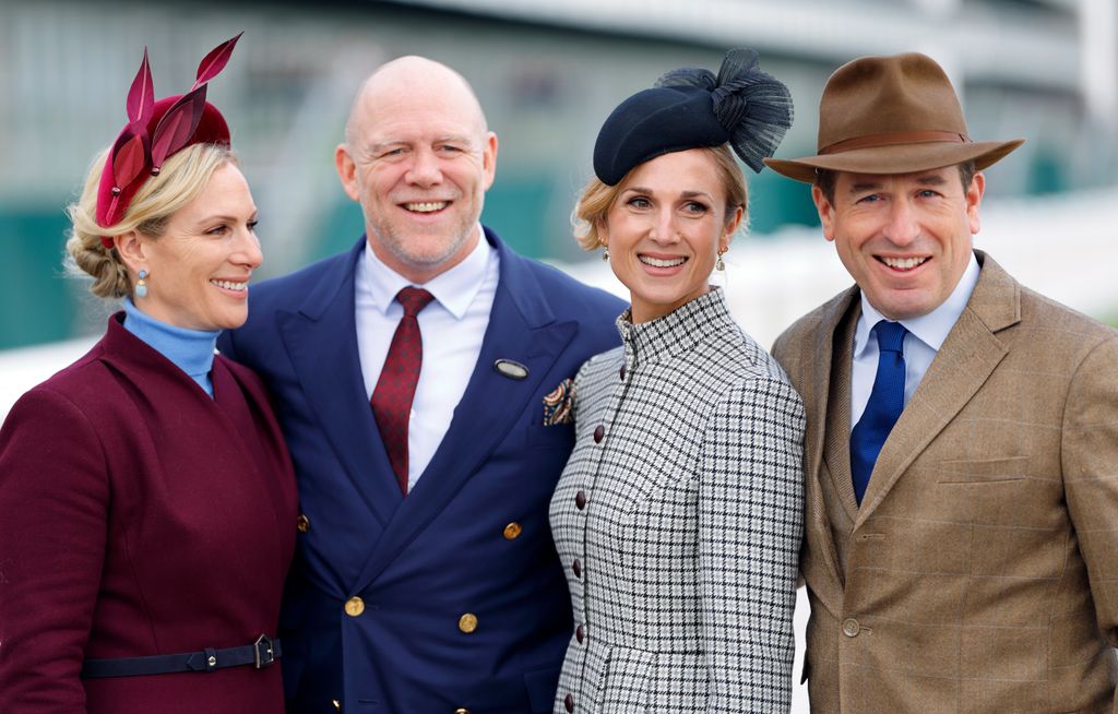 Peter Phillips y Harriet Sperling con Zara y Mike Tindall en Cheltenham, 2026.