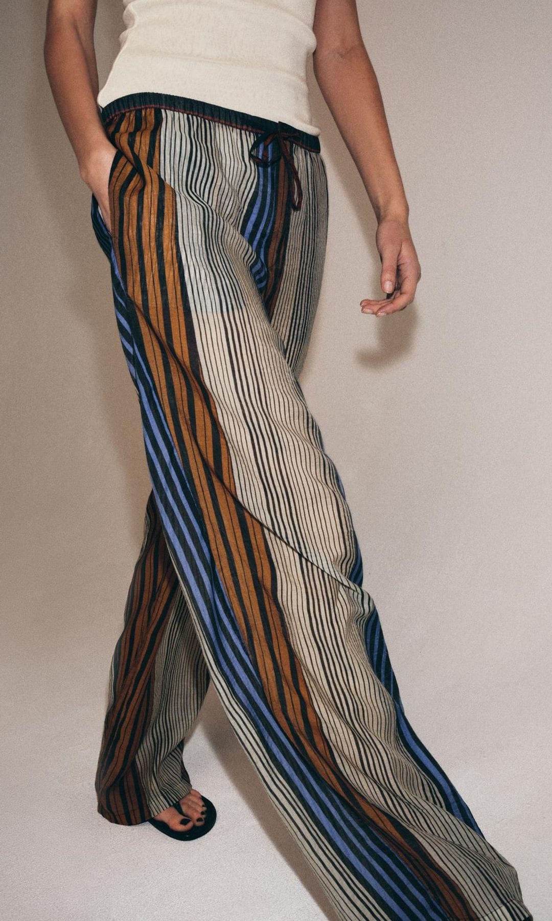 Pantalón de rayas Zara marzo 2026