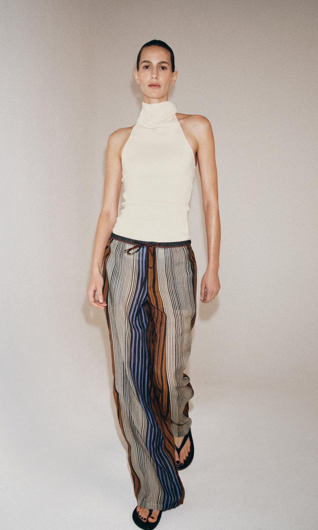 Pantalón de rayas Zara marzo 2026