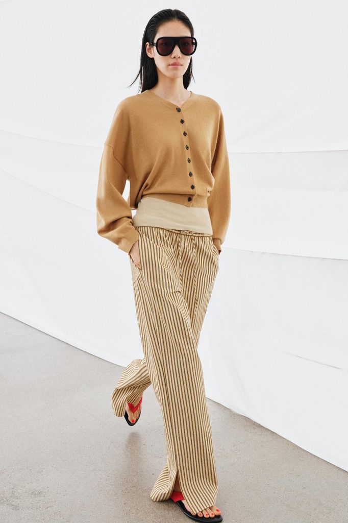 Pantalón de rayas Zara marzo 2026