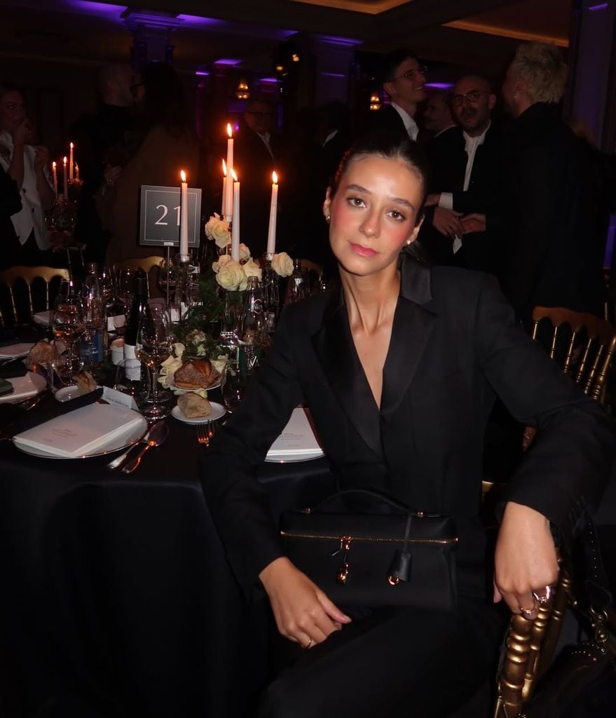Victoria Federica con esmoquin en la cena benéfica de Loro Piana en París. 