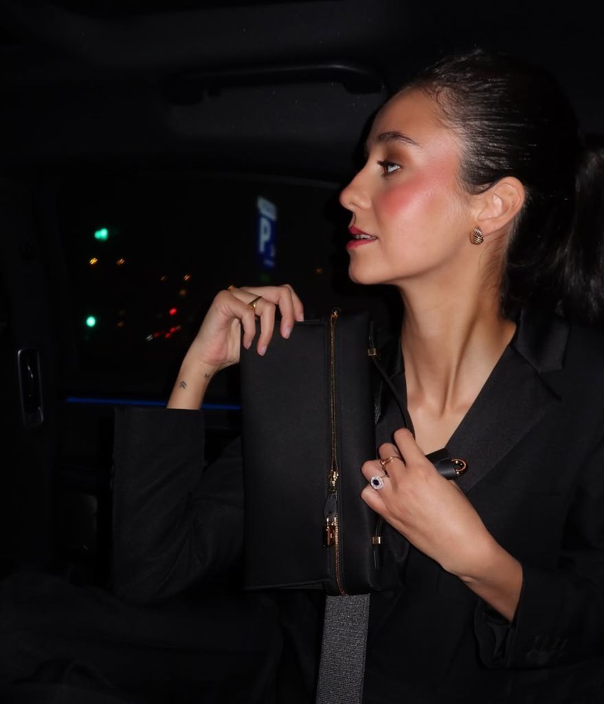 Victoria Federica con esmoquin en la cena benéfica de Loro Piana en París. 