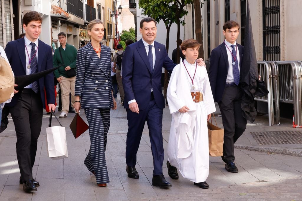 Juanma Moreno y Manuela Villena asistiendo al 'Domingo de Ramos' en la Semana Santa de Sevilla. 