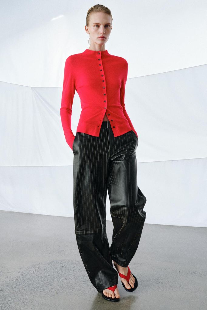 Pantalón de rayas Zara marzo 2026